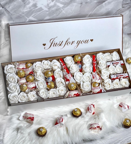 Large 'Love' gift box featuring 35 luxurious soap roses, 9 Ferrero Rocher chocolates, 8 Raffaello candies, and 4 Kinder Bars. A sophisticated and romantic gift for special moments like anniversaries, Valentine’s Day, or birthdays.