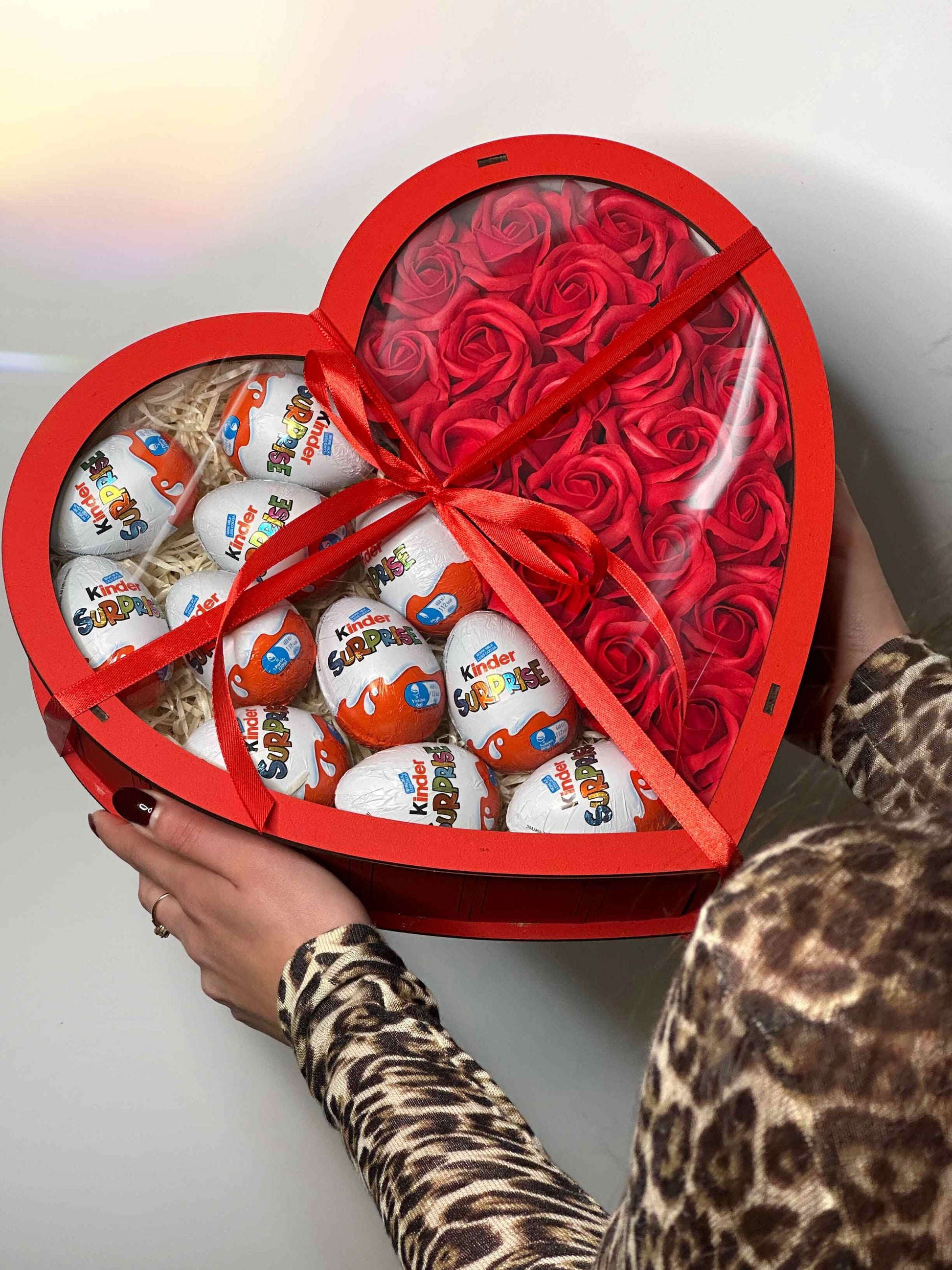 Red heart-shaped gift box featuring 19 charming soap roses and 10 Kinder Surprise eggs. A delightful and romantic present for special occasions like Valentine’s Day, anniversaries, or heartfelt celebrations.